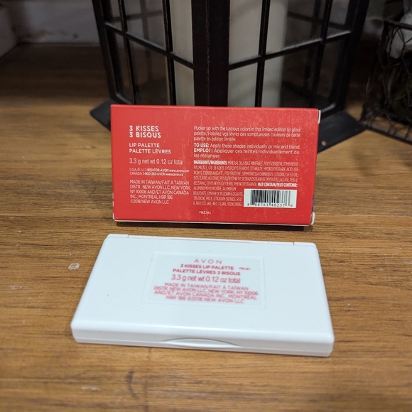 AVON 3 KISSES LIP PALETTE   LIMITED EDITION   LIP GLOSS  0.12 OZ TOTAL - Picture 3 of 3